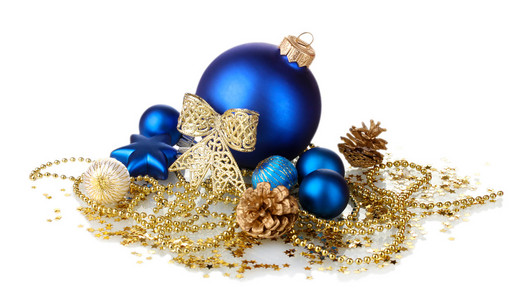 美丽的蓝色圣诞球和锥体上白色隔离