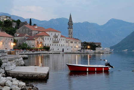 晚上 perast 村附近科托尔，黑山