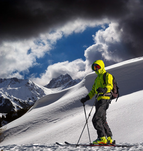 旅游滑雪山在背景中图片