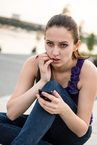 问题年轻女人用的手机