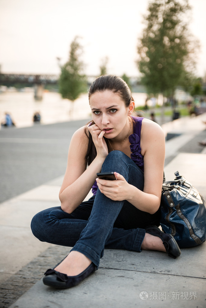 nervosity年轻女人用的手机