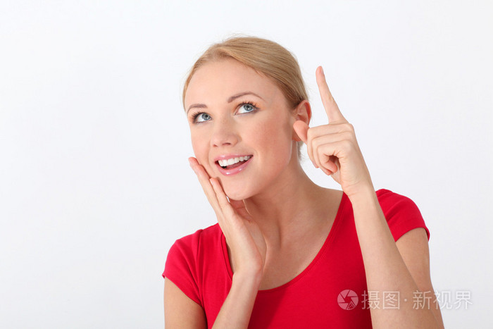 用疑问的眼神美丽金发女人肖像