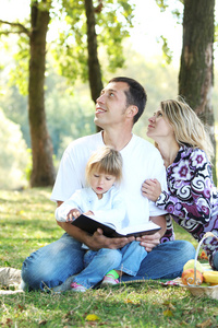 年轻的家庭阅读圣经  的性质