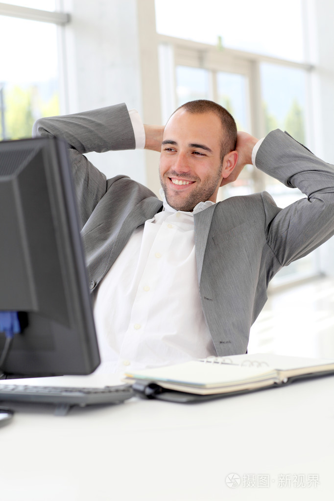 在办公室中轻松推销员的肖像