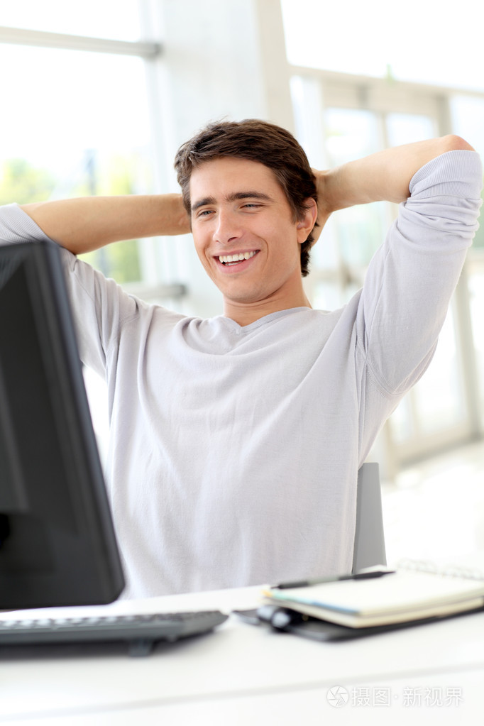 轻松的办公室工作者的肖像