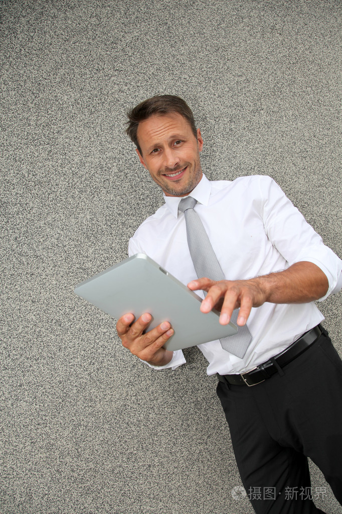 微笑推销员使用电子平板电脑