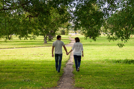 后爱情侣走在一起的视图照片