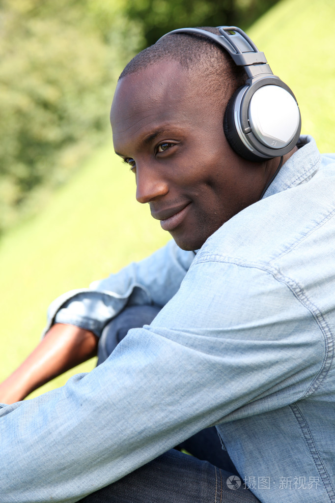 男人轻松在庭院里戴着耳机