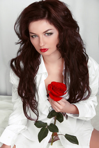 红玫瑰穿在衬衫白色床上的女人