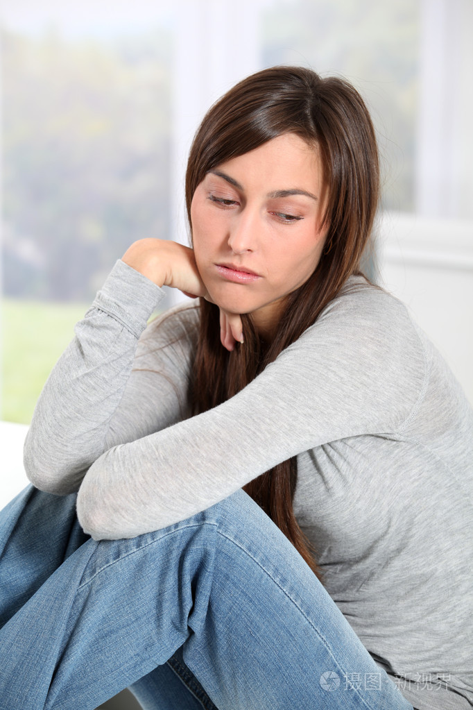 郁闷的年轻女人的特写