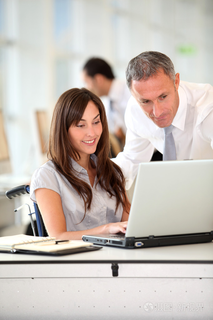 管理器和轮椅的办公室工作人员照片-正版商用图片1b5i4s-摄图新视界