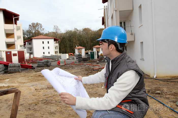 在建筑工地上的监理