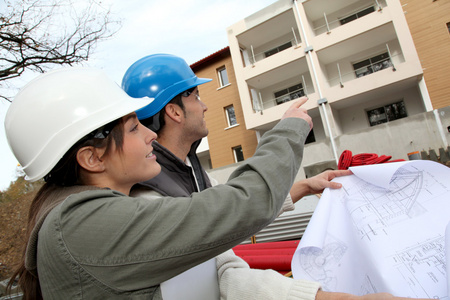 建筑师和工程师看建筑施工现场的计划