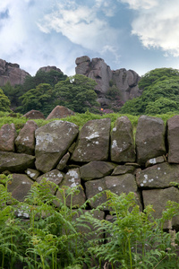 登山者攀登一座岩石山形成的柴