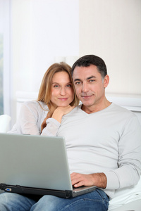 幸福的夫妻在家上互联网冲浪