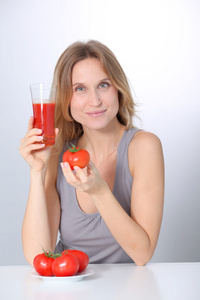 女人喝番茄汁