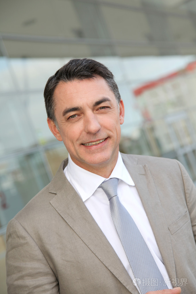 站在外面的现代建筑的商人