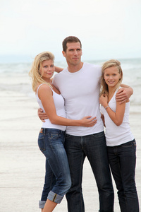 夫妇和女儿站在海边