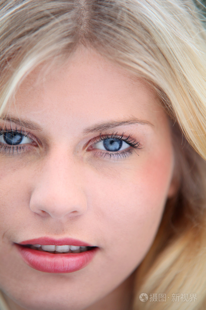 美丽的金发碧眼女人的特写