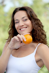 女人吃橘子的特写图片