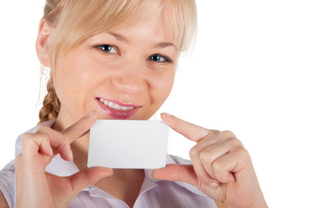 一个女人在她的手中持有购买的塑料卡片。在白色背景上