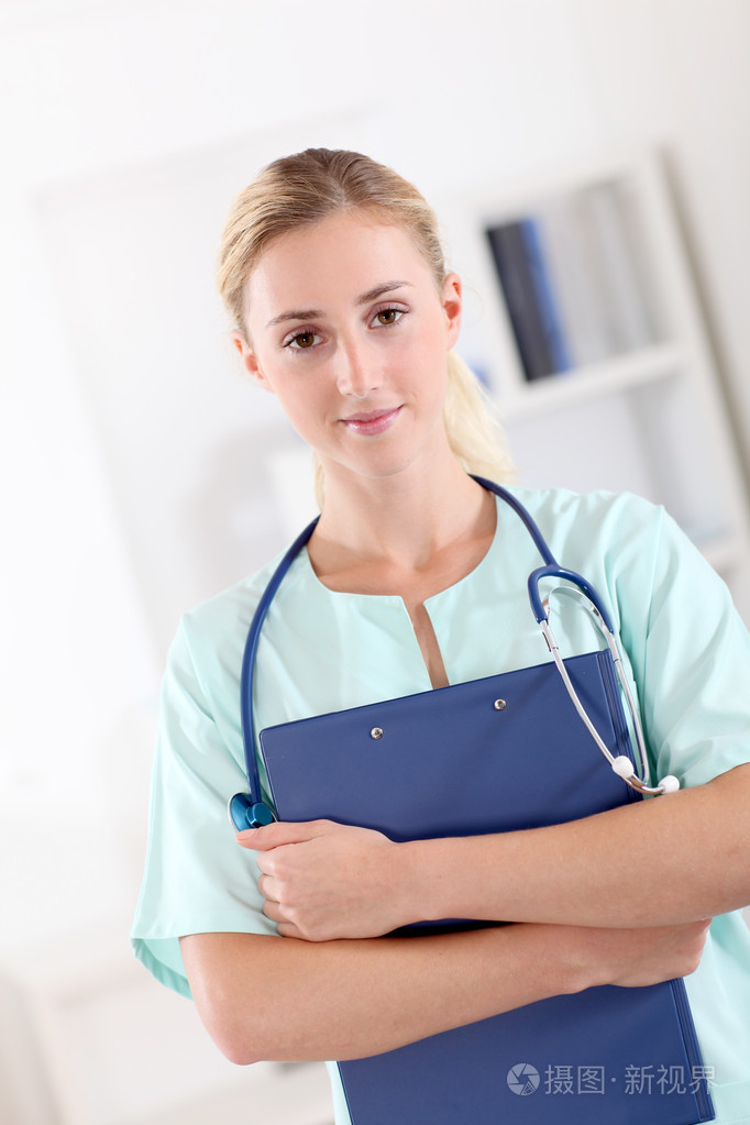 漂亮的年轻护士的肖像