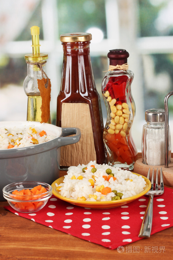 在明亮的背景上的木桌上的灰色锅烩饭