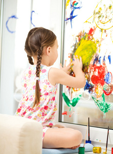 一个可爱的女孩玩着油漆的肖像