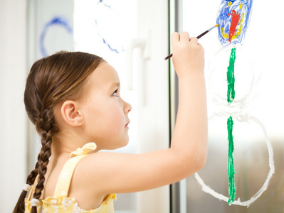 一个可爱的女孩玩着油漆的肖像