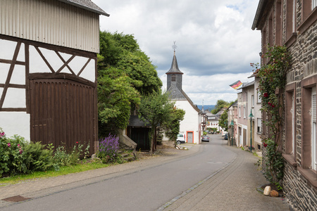 沿着河摩泽尔河在德国历史村 starkenburg