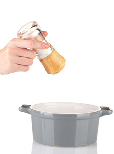 手工添加盐使用隔离在白色的盐瓶
