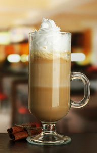 香拿铁咖啡中有香草豆荚，在咖啡馆中表上的玻璃杯子