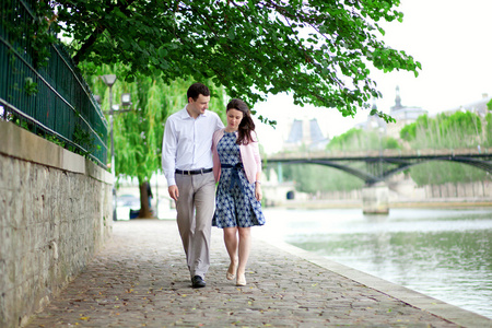 浪漫约会情侣走过在巴黎水