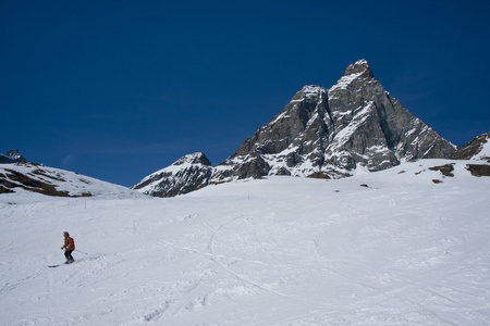 根据马特洪峰的滑雪者