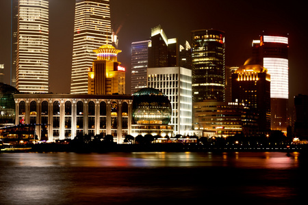 在晚上上海天际线