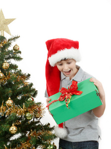 快乐的孩子在圣诞老人帽子惊讶的圣诞礼物