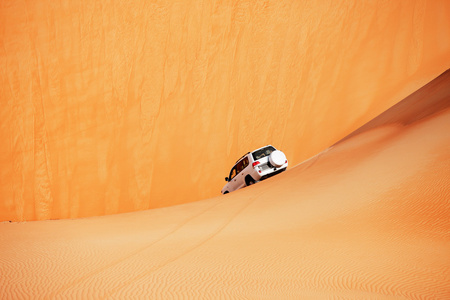 4 x 4 沙丘扑是受欢迎的运动的阿拉伯沙漠