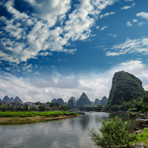 在 ulong 河附近阳朔竹筏