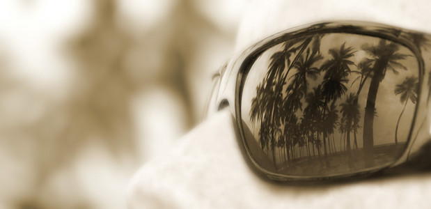 棕榈海滩上的反映太阳戴眼镜图片