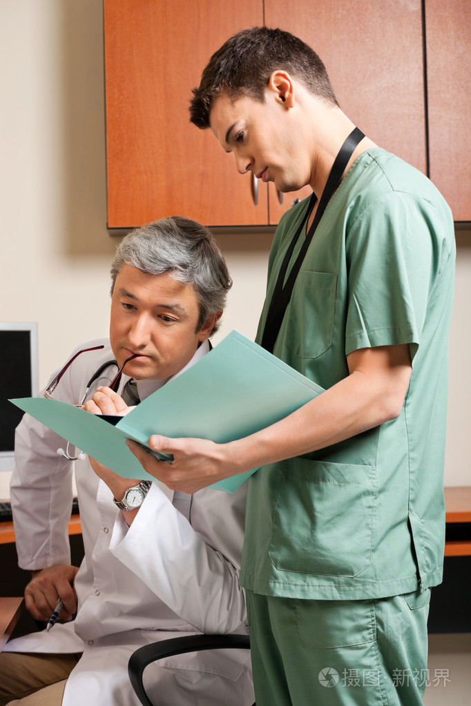 技术员显示报告给医生