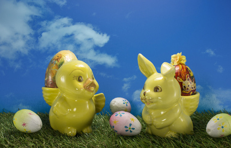 黄色复活节鸭和小兔子