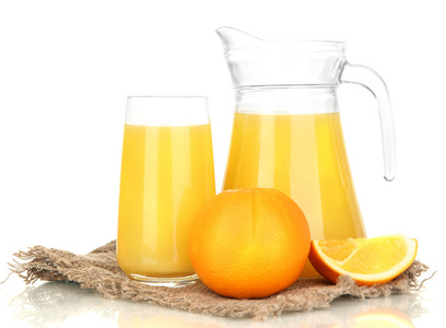 全玻璃和桔子汁和橙子上白色隔离的水罐