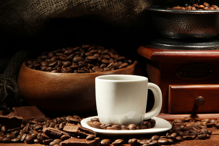 咖啡研磨机和杯咖啡麻布背景上