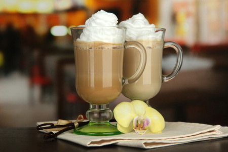 香拿铁咖啡在香草豆荚，在咖啡馆中表上的眼镜杯