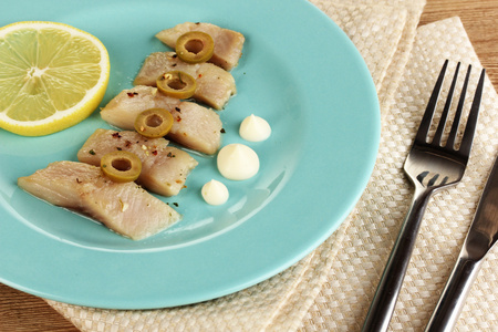 鲱鱼和柠檬上木表特写板上的一道菜