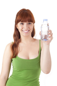 美丽的年轻女子拿一瓶水