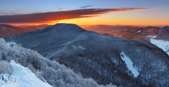 冬季夕阳在山与云斯洛伐克