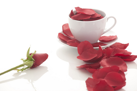 咖啡杯子和玫瑰花瓣