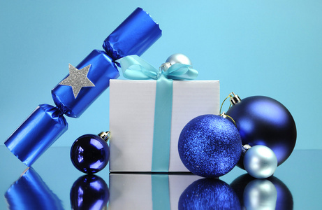 蓝色主题的圣诞树 礼物和小玩意欢乐的节日生活依然