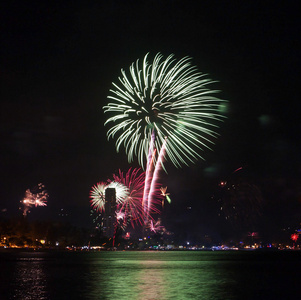 美丽的烟花庆祝新的一年对巴东海滩遇难丧生